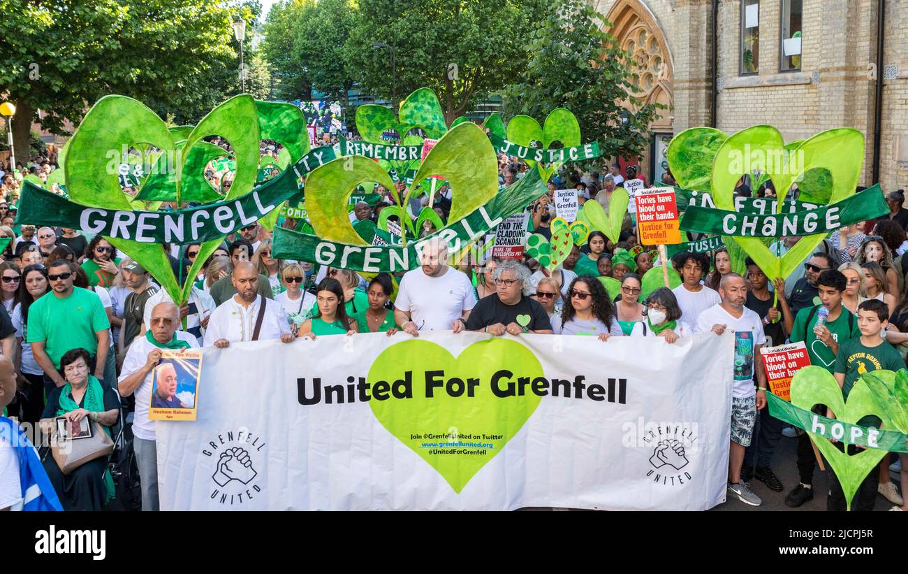 Une marche silencieuse commence à l'église méthodiste de Notting Hill, en face de la tour Grenfell, pour commémorer le 5th anniversaire du feu Grenfell. Image s Banque D'Images