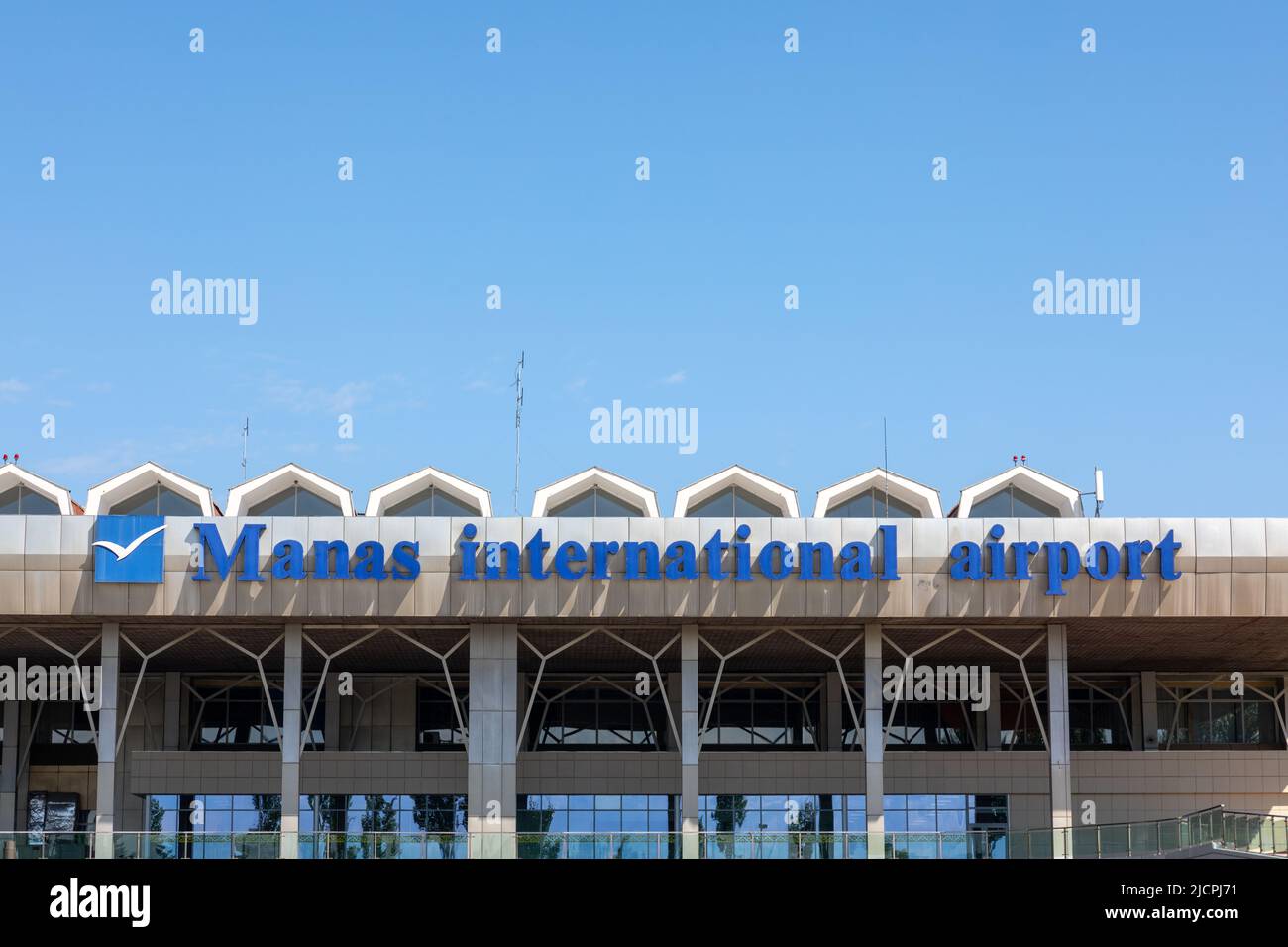 Bishkek, Kirghizistan - 13 mai 2022 : gros plan de la bannière de l'aéroport international de Manas Banque D'Images