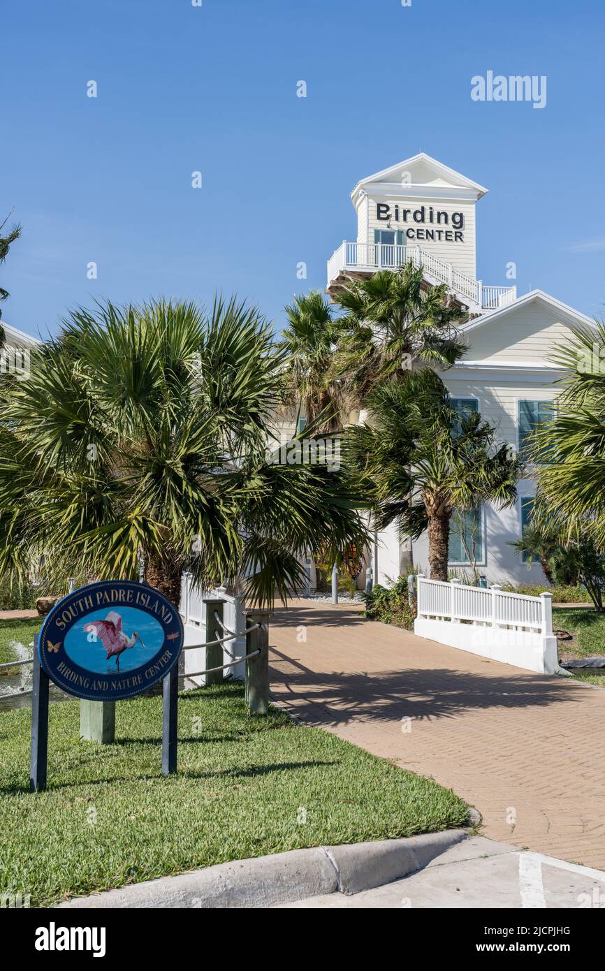 Une affiche-branches Roseate sur le panneau indiquant le South Padre Island Birding and nature Center sur South Padre Island, Texas. Banque D'Images