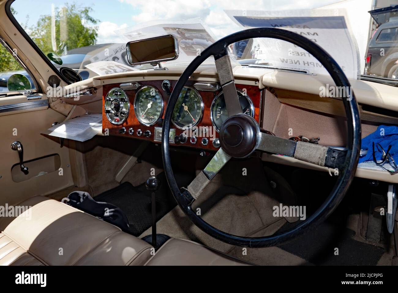 Vue intérieure d'un Noir, 1954, Aston Martin DB2/4, sur présentation au salon de l'auto Deal Classic 2022 Banque D'Images