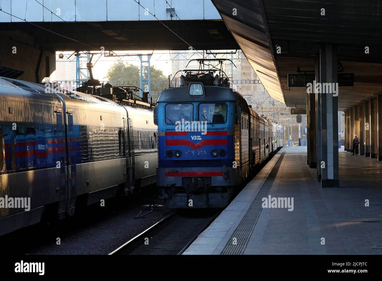 Kiev, Ukraine. 14 juin 2022. Un train médical spécial à huit wagons qui a été rééquipé et inauguré pendant la guerre à la demande de médecins sans frontières arrive à la gare de Kiev-Pasazhyrskyi, à Kiev, capitale de l'Ukraine. 14 juin 2022. Photo de Pavlo Bagmut/ABACAPRESS.COM Banque D'Images