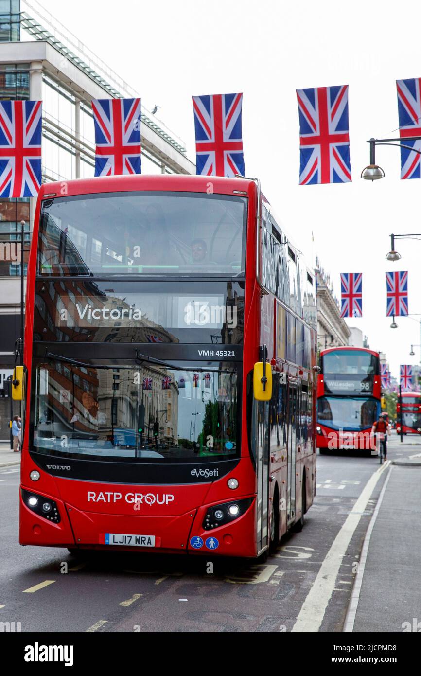 Red London Double Decker bus, route 13 vers Victoria sur Oxford Street, Londres, Angleterre, Royaume-Uni le mercredi, 18 mai 2022.photo: David Rowland Banque D'Images