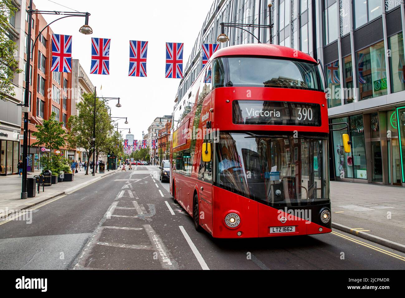 Red London Double Decker bus, route 390 vers Victoria sur Oxford Street, Londres, Angleterre, Royaume-Uni le mercredi, 18 mai 2022.photo: David Rowland Banque D'Images