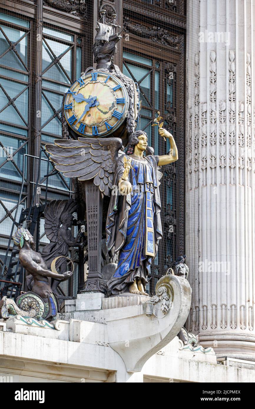 La sculpture en bronze de la Reine du temps par Gilbert Bayes au-dessus de l'entrée de Selfridges à Oxford Street, Londres, Angleterre, Royaume-Uni Banque D'Images