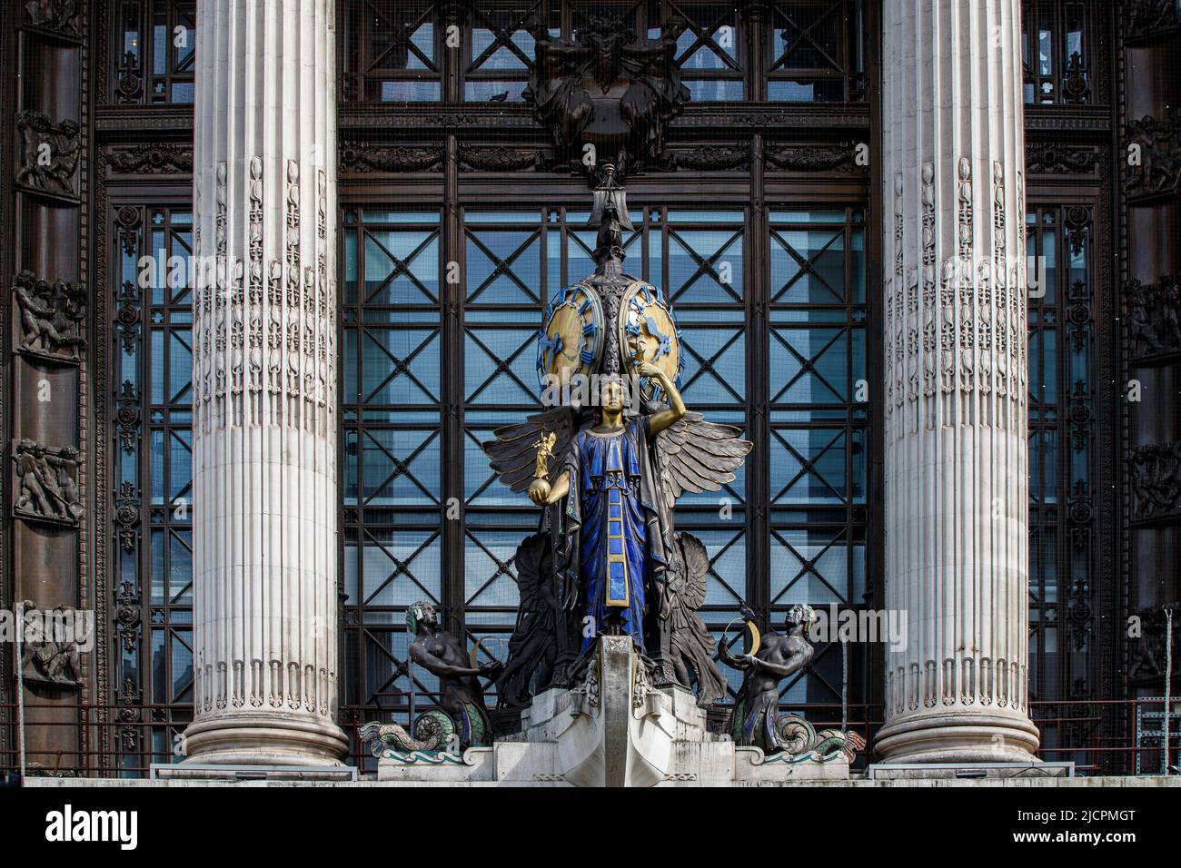La sculpture en bronze de la Reine du temps par Gilbert Bayes au-dessus de l'entrée de Selfridges à Oxford Street, Londres, Angleterre, Royaume-Uni Banque D'Images