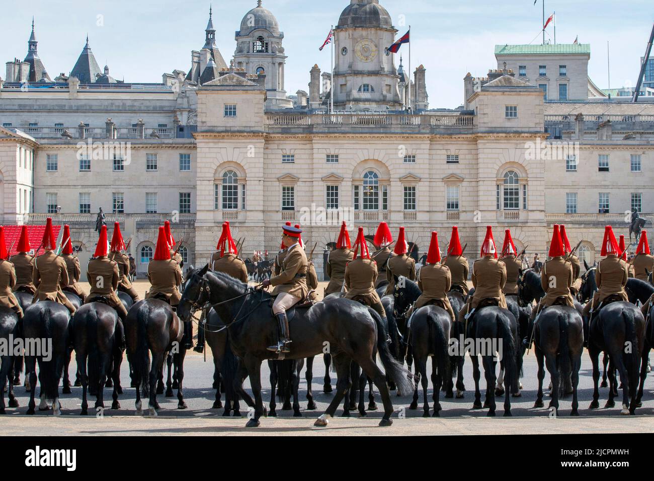 Queens Household Cavalry à cheval sur Horseguards Parade répétition pour Trooping the Color à Londres, Angleterre, Royaume-Uni Banque D'Images