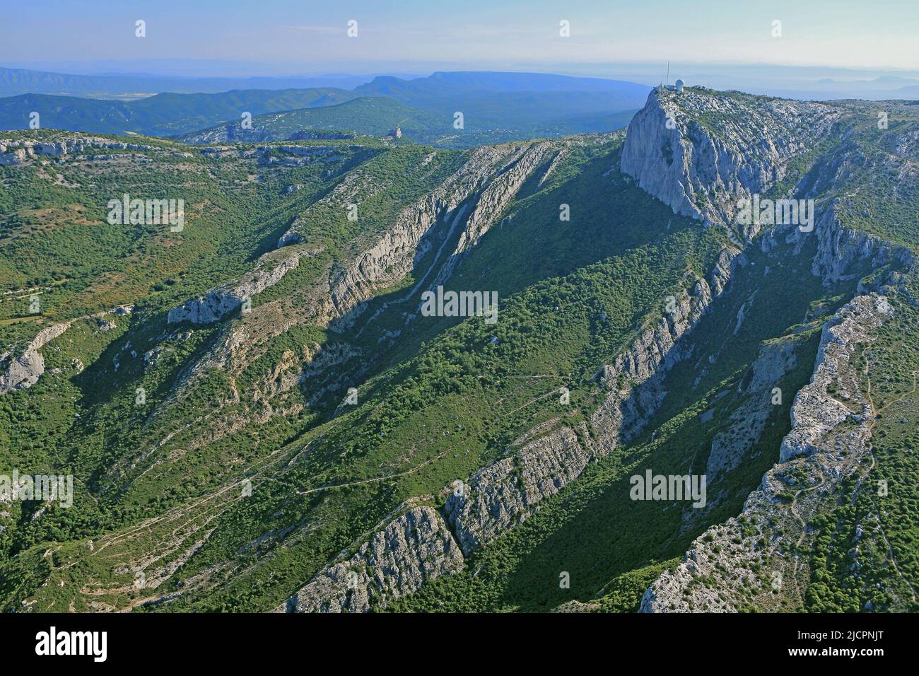 France, Var, massif de la Sainte-Baume (alt.1148m) c'est la plus grande et la plus haute montagne de Provence, à proximité de grandes villes comme Marseille, Aix-en-Provence et Toulon. (photo aérienne) Banque D'Images