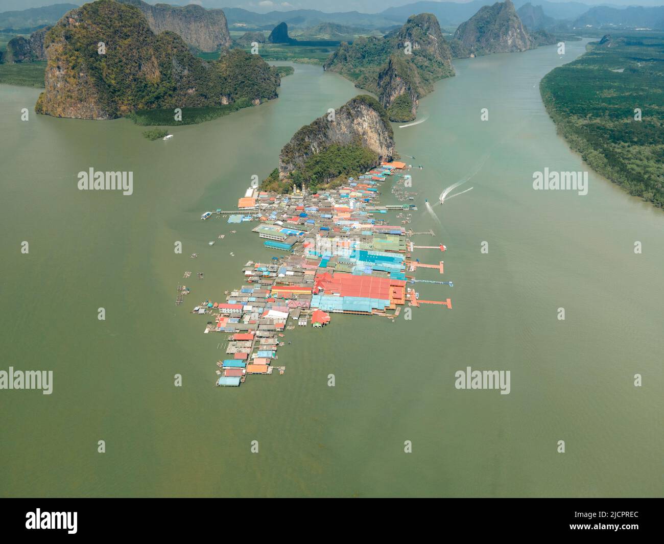 Vue aérienne du village de Koh Panyee dans la baie de Phang Nga, Thaïlande Banque D'Images