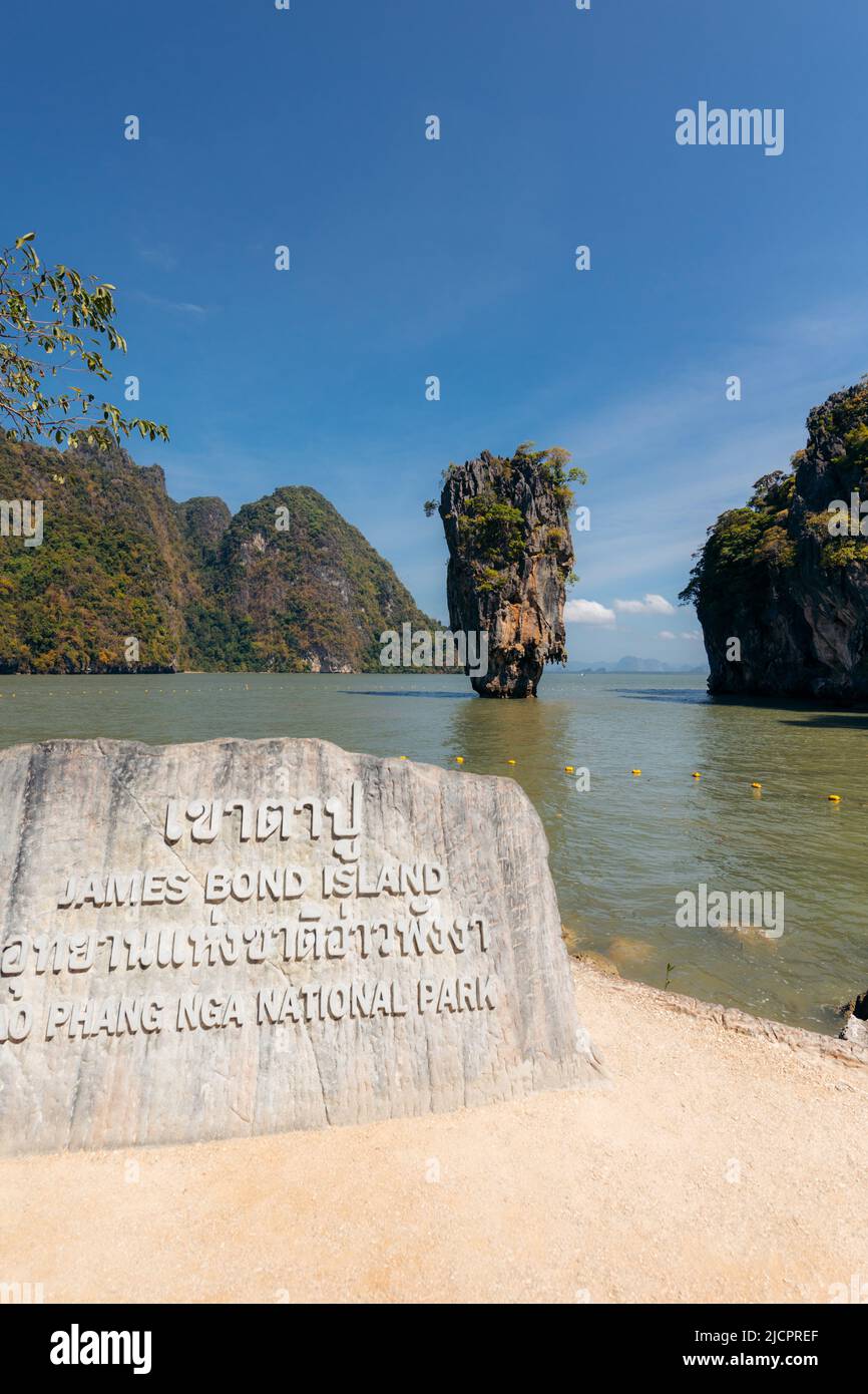 Calcaire isolé dans l'île de Hong, dans la baie de Phang Nga, en Thaïlande Banque D'Images