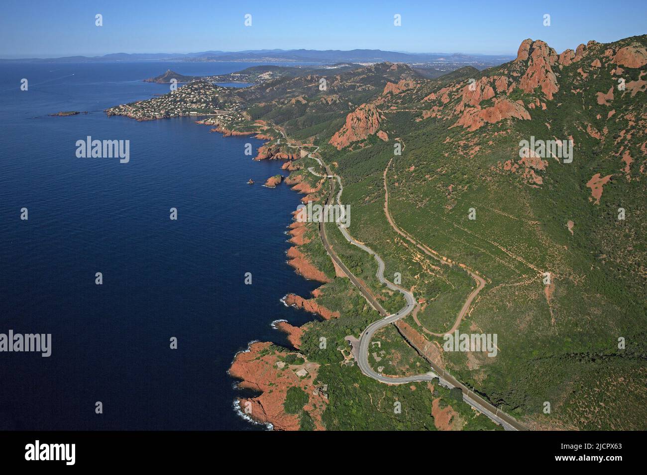 France, Var Esterel, chaîne de montagnes, côte méditerranéenne, pic du Cap Roux vers Antheor et Cap Dramont (photo aérienne) Banque D'Images