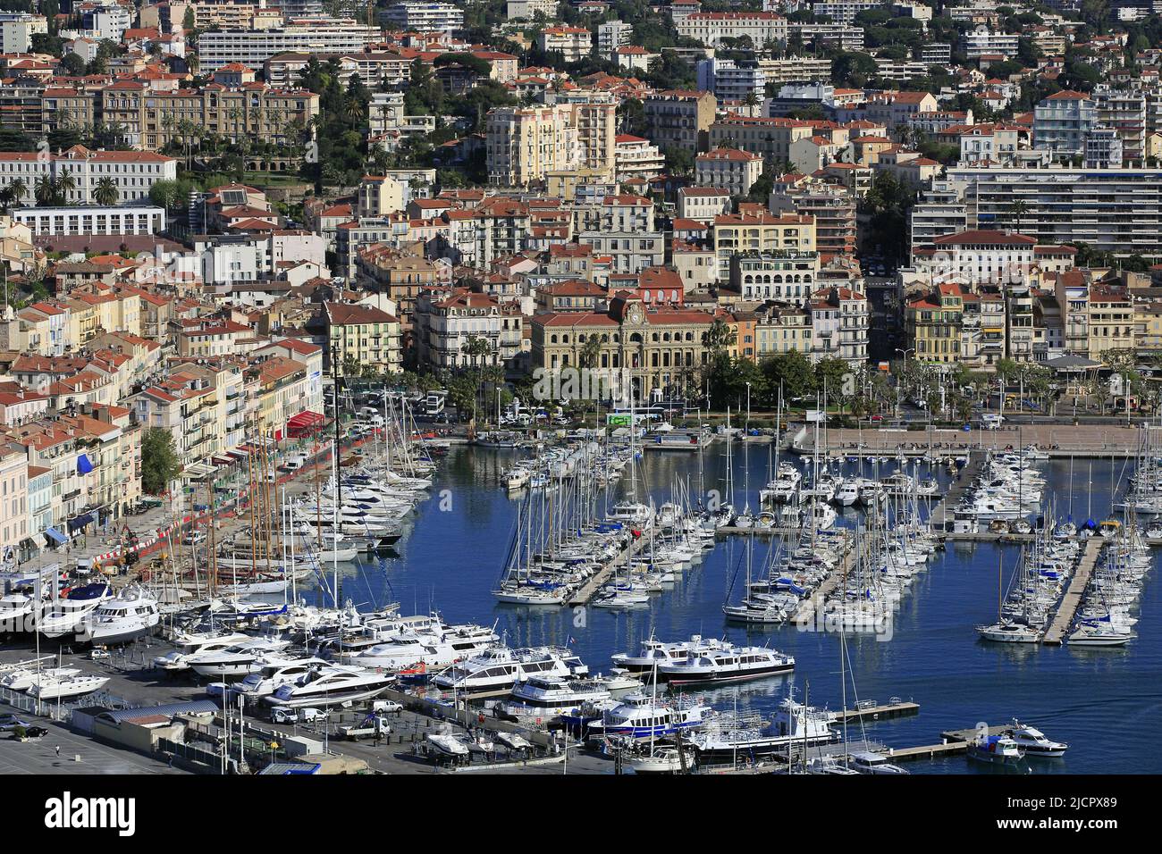 France, Alpes-Maritimes, Cannes, ville de rivage de la Côte d'Azur méditerranéenne, vue générale du port (photo aérienne) Banque D'Images