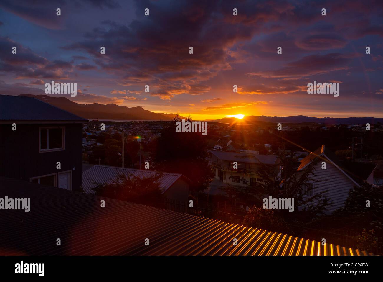 Coucher de soleil doré sur la ville Banque D'Images