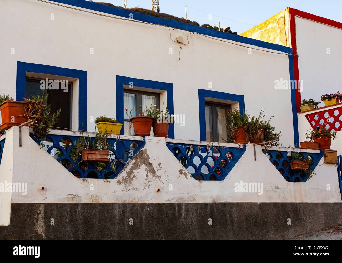 Vue sur les maisons colorées de Linosa, l'une des îles Pelagie dans le Canal de Sicile de la mer Méditerranée Banque D'Images