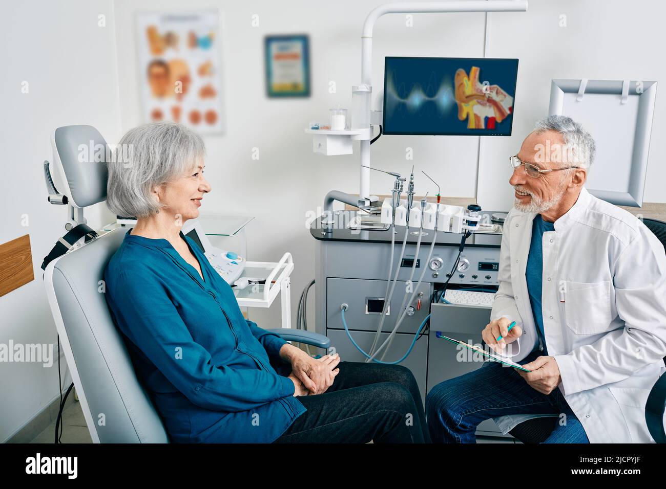Femme âgée en consultation avec un médecin ORL à la clinique médicale à l'intérieur. Traitement de la maladie d'ORL chez les personnes âgées Banque D'Images