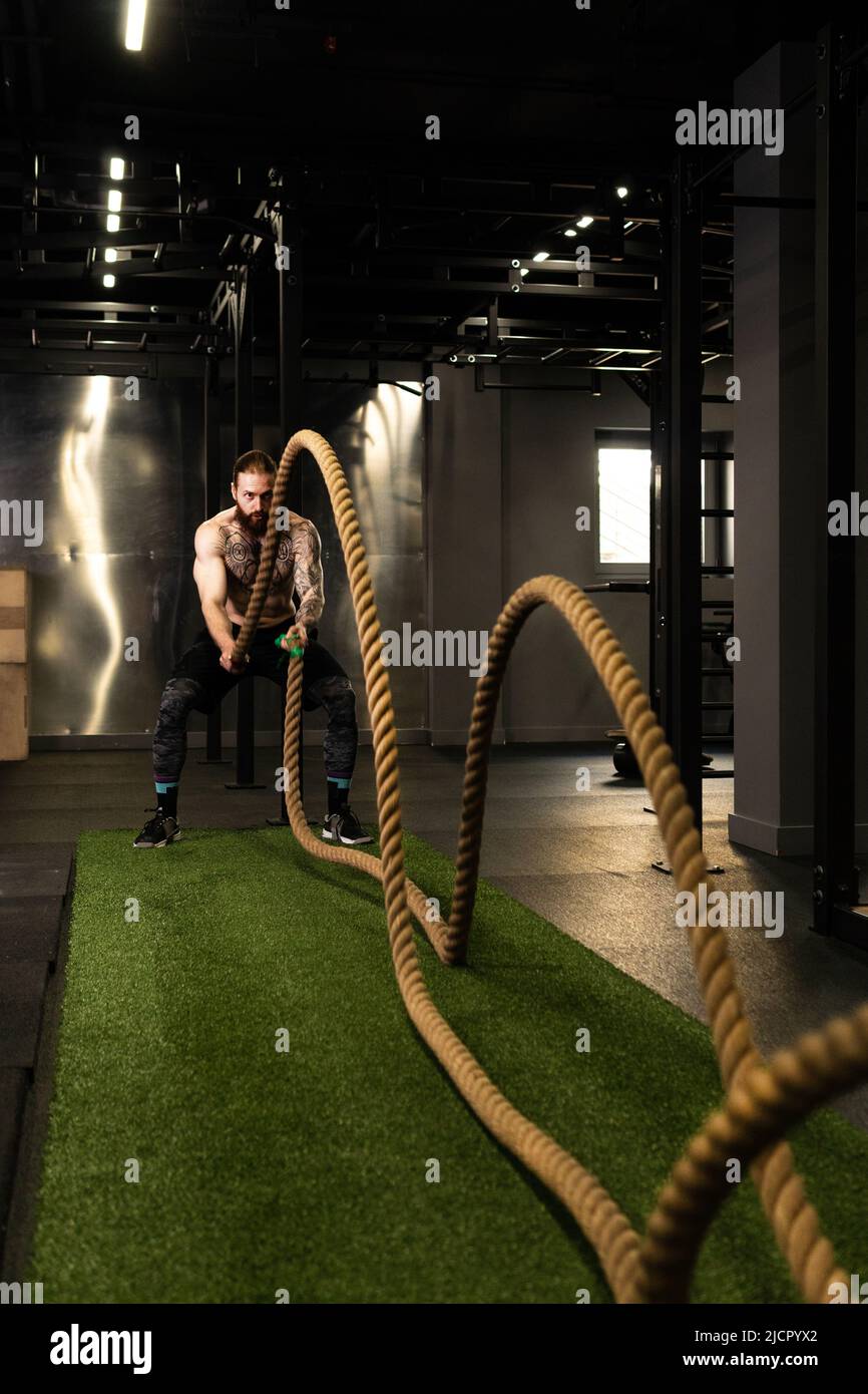 Corde homme fitness gym barbe entraînement combat ajustement sport exercice, concept équipement actif de l'activité physique, énergie caucasienne Banque D'Images