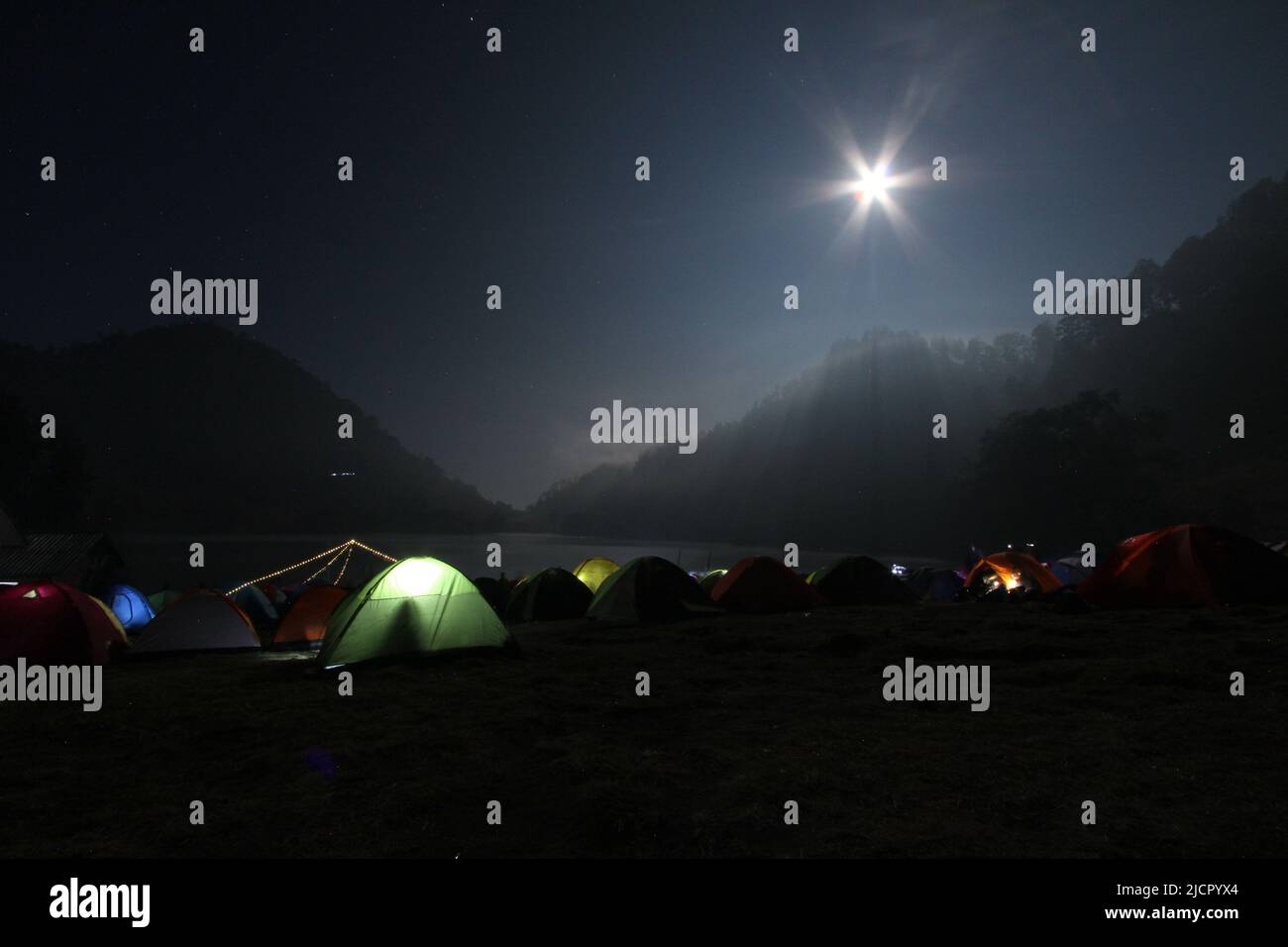 Camp de la RANU kumbolo dans la nuit, parc national de Bromo Tengger Semeru, Indonésie Banque D'Images