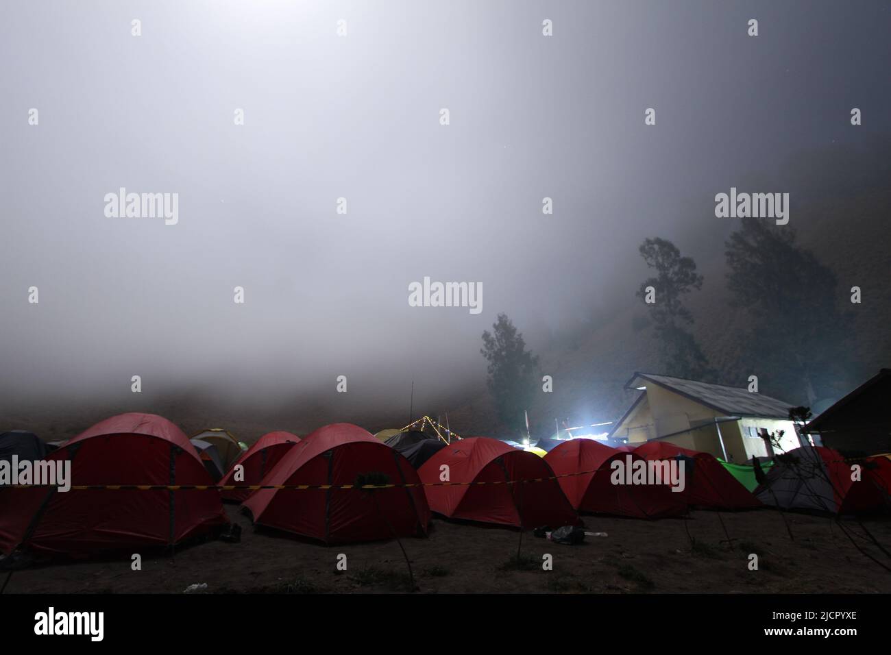 Camp de la RANU kumbolo dans la nuit, parc national de Bromo Tengger Semeru, Indonésie Banque D'Images