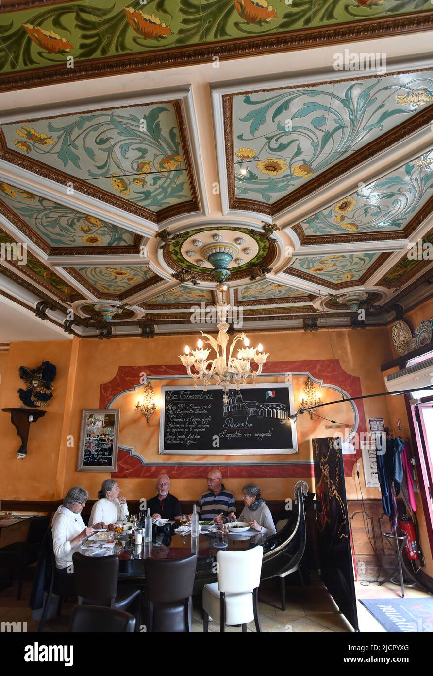 Restaurant italien avec magnifique plafond de carreaux Art déco à Bourges, France Banque D'Images