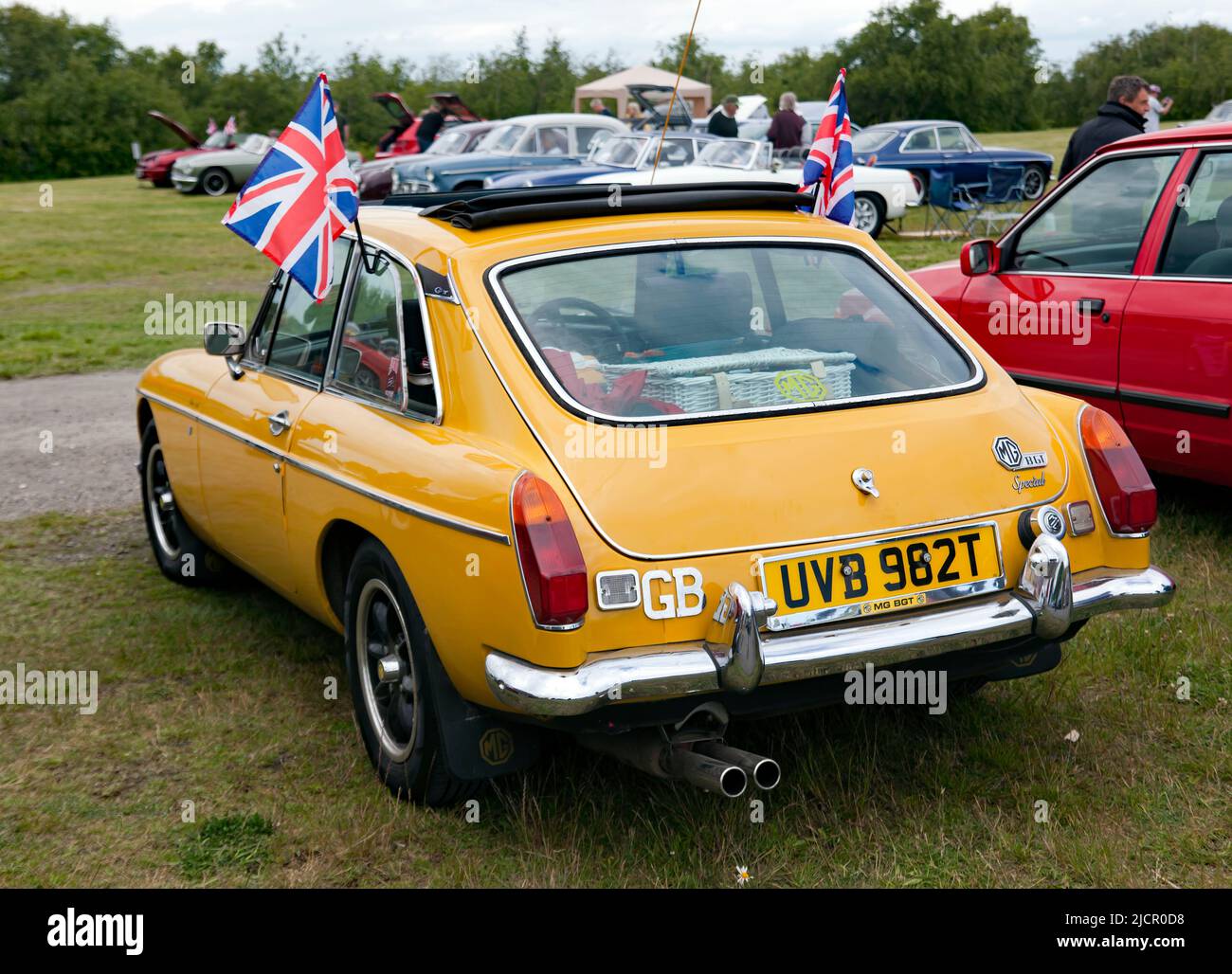 Vue des trois quarts arrière d'une MGB GT jaune, 1979, exposée au salon Deal Classic car Show 2022 Banque D'Images