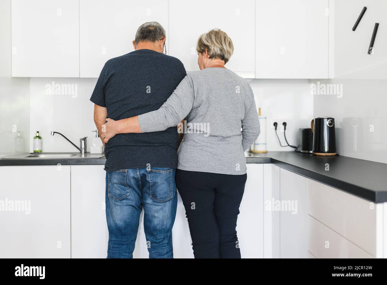 Couple senior romantique heureux, amoureux de cuisiner ensemble à la maison Banque D'Images