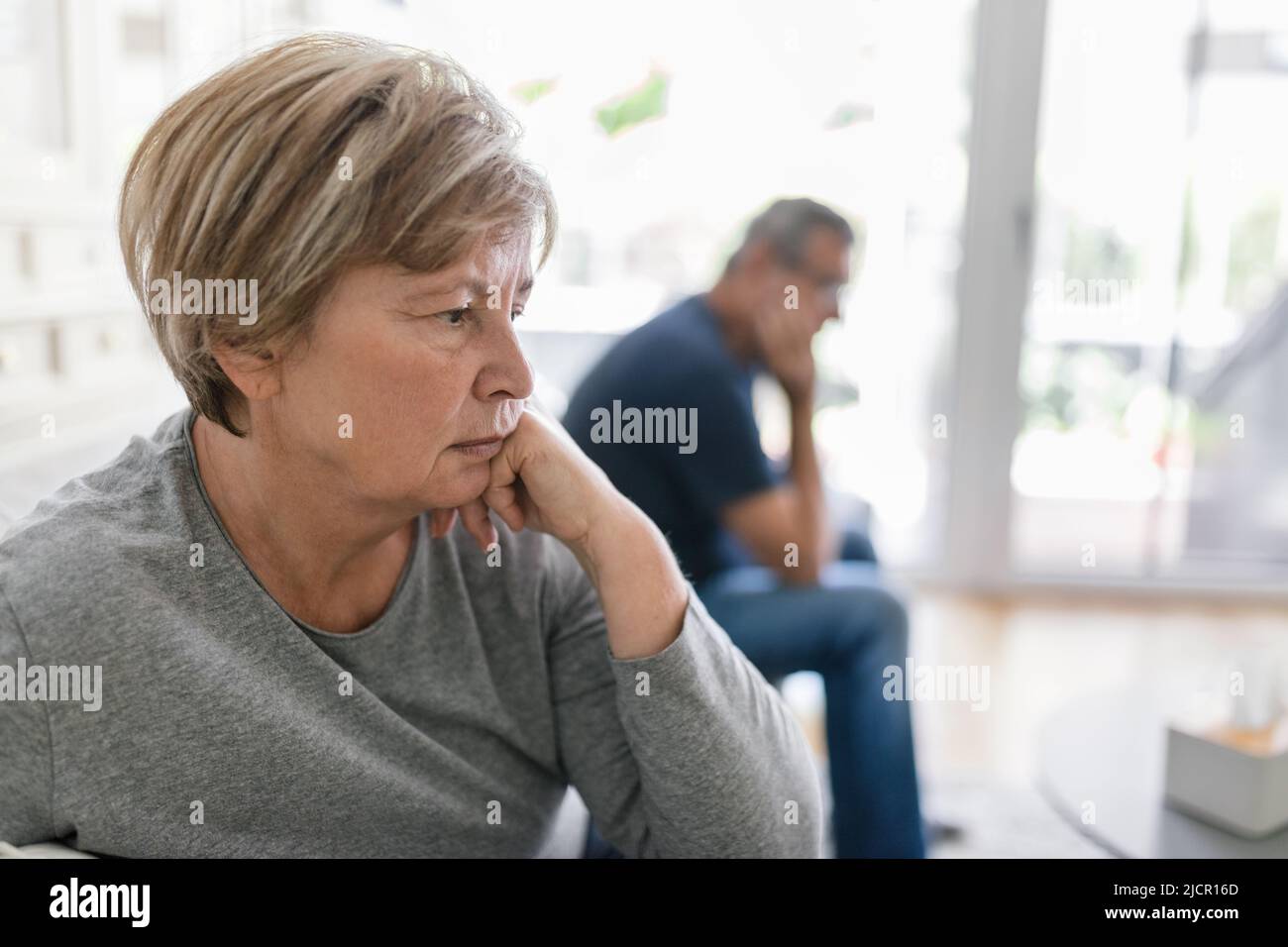 Contrarié couple senior à la maison dans la salle de séjour ayant un argument Banque D'Images