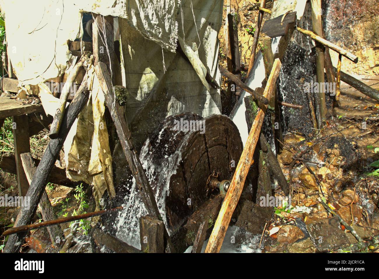Une installation commune de micro hydro dans un ruisseau près du parc national Gunung Halimun Salak à Citalahab, Malasari, Nanggung, Bogor, West Java, Indonésie. Banque D'Images