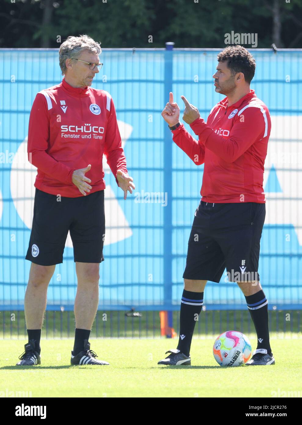 Bielefeld, Allemagne. 15th juin 2022. Football, 2nd Bundesliga, Arminia Bielefeld. Le nouvel entraîneur Ulrich Massimo 'Uli' forte (r) est sur le terrain d'entraînement à côté du co-entraîneur Michael Henke (l). Credit: Friso Gentsch/dpa/Alay Live News Banque D'Images