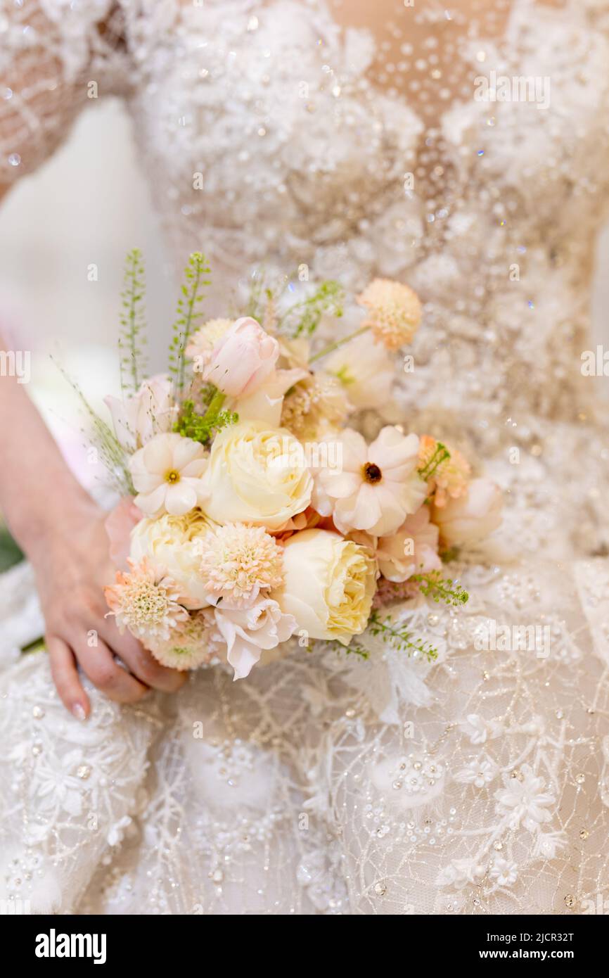 Bouquet de mariage entre les mains de la mariée à la cérémonie, accessoires de mariage. Banque D'Images