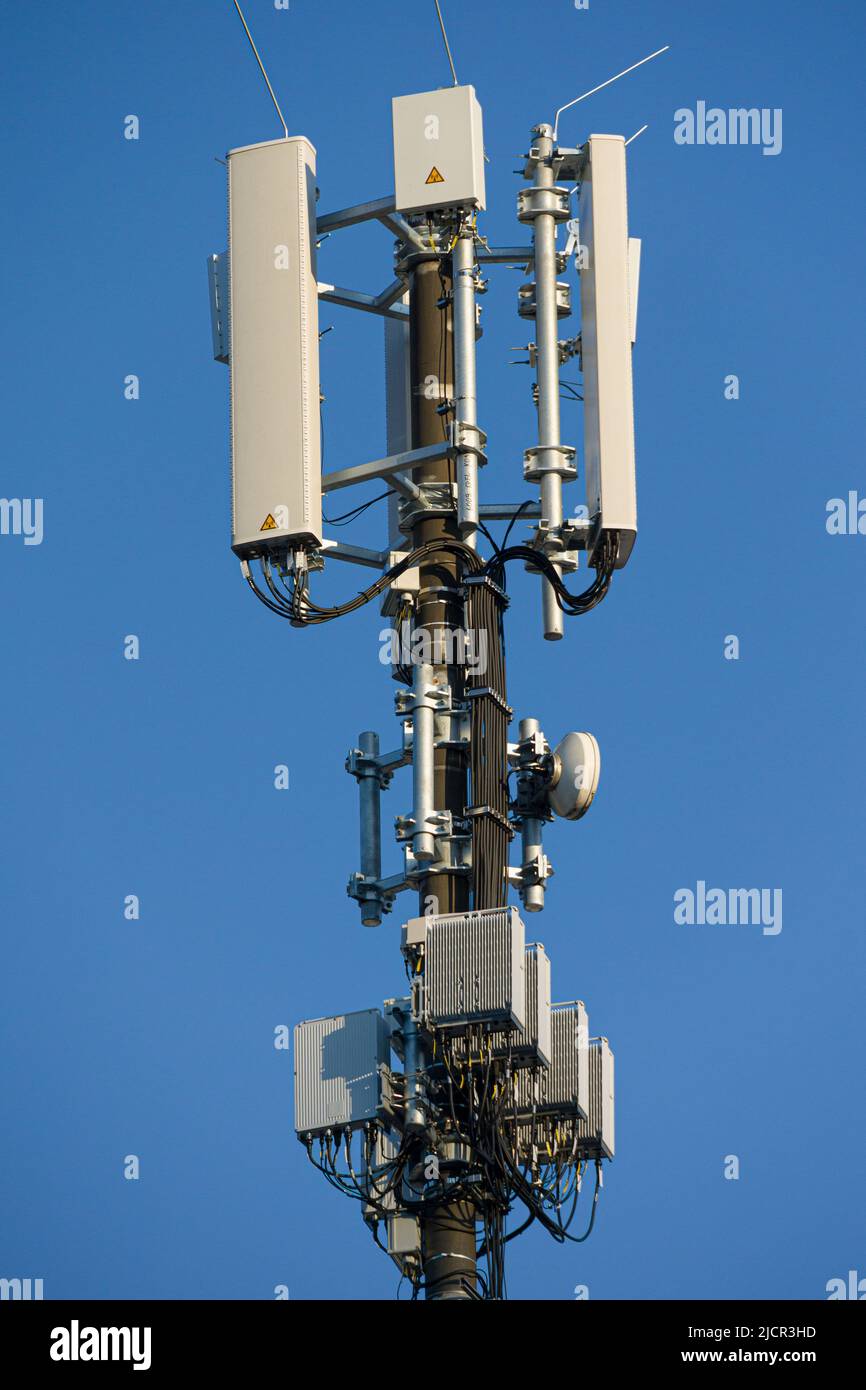 vue rapprochée d'un mât d'antenne pour les communications radio mobiles devant le ciel bleu Banque D'Images