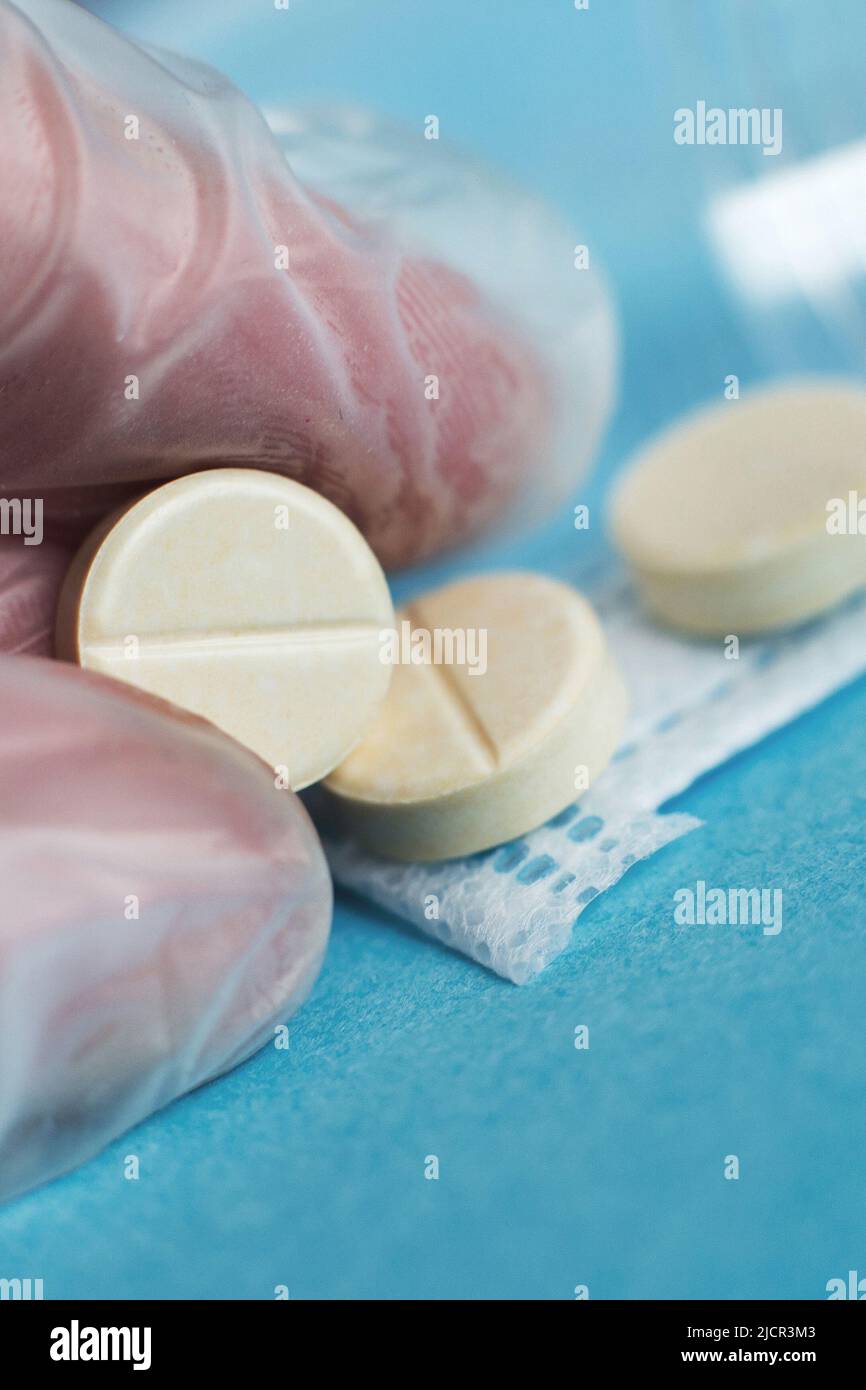 les comprimés médicaux se ferment sur le fond bleu. Coronavirus, grippe, maladie respiratoire concept. Orientation horizontale. Vue de dessus. Banque D'Images