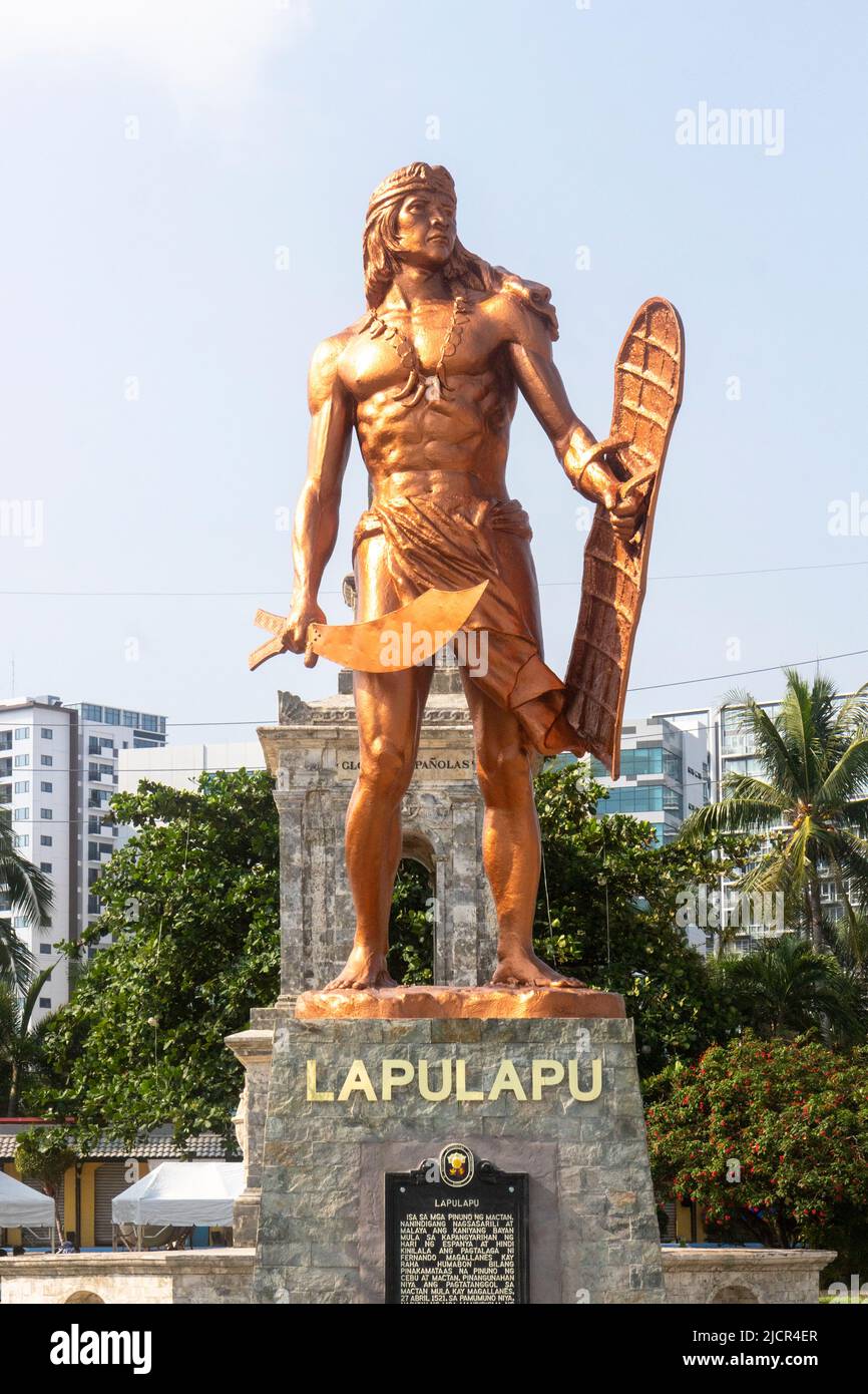 La statue plus que grandeur nature du héros de Cebu Lapulapu au sanctuaire Mactan croyait être le lieu où la bataille de Mactan a eu lieu. Banque D'Images