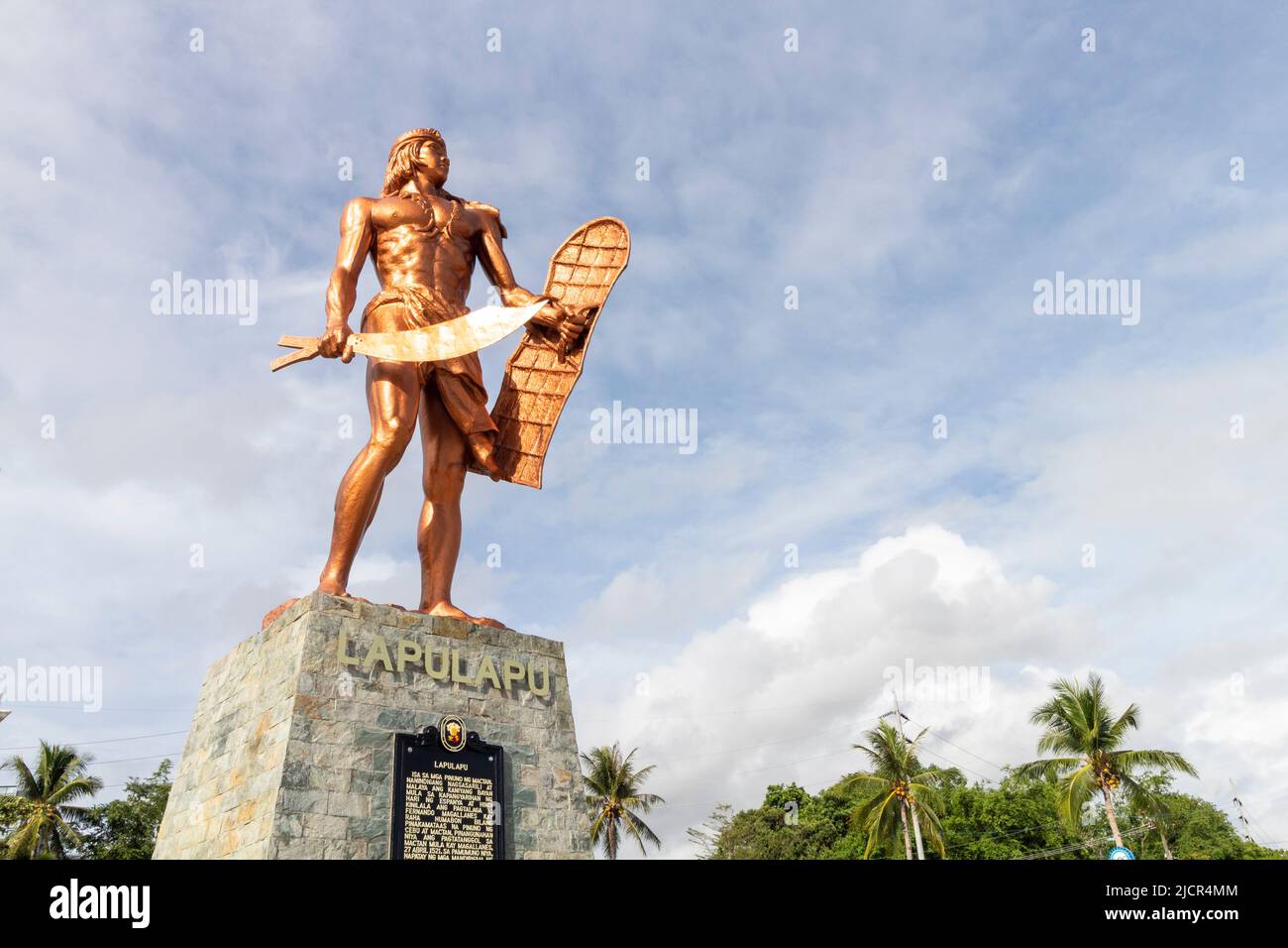 La statue plus que grandeur nature du héros de Cebu Lapulapu au sanctuaire Mactan croyait être le lieu où la bataille de Mactan a eu lieu. Banque D'Images