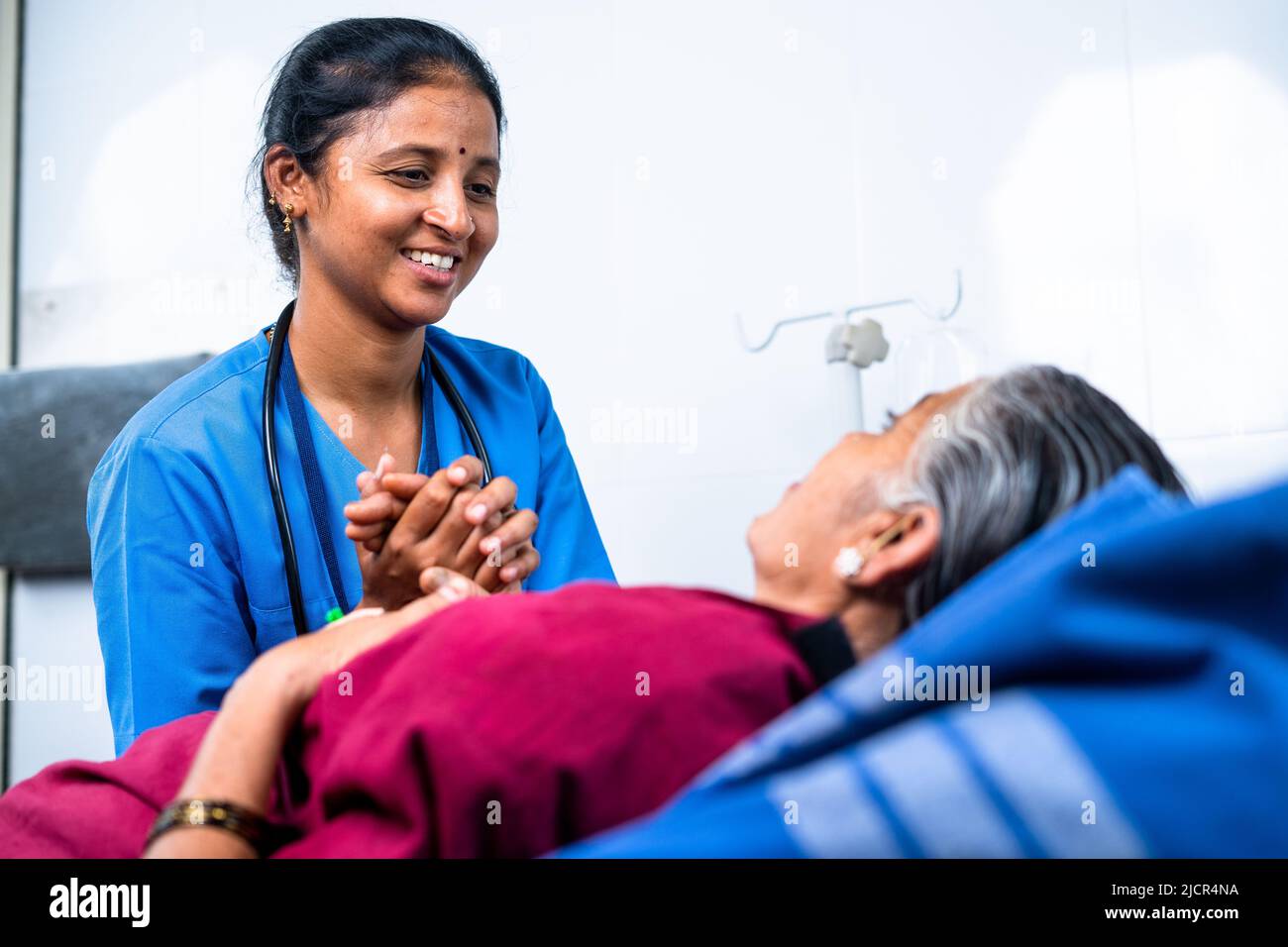 Happy Smiling Nurse consolant les patients âgés chirurgie afrater à l'hsopital au lit - concept de soins, de traitement médical et de service de santé Banque D'Images