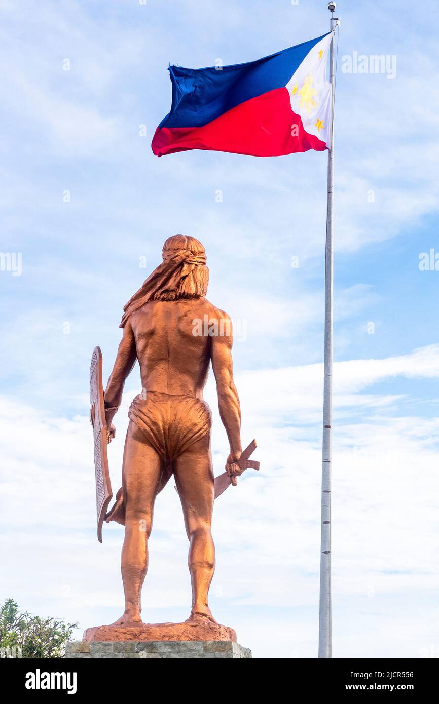 La statue plus que grandeur nature du héros de Cebu Lapulapu au sanctuaire Mactan croyait être le lieu où la bataille de Mactan a eu lieu. Banque D'Images
