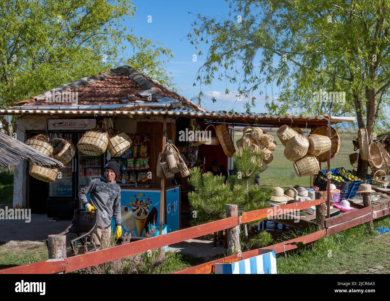 Un magasin de bord de route vendant des paniers faits à la main et d'autres choses. Türkiye. Banque D'Images
