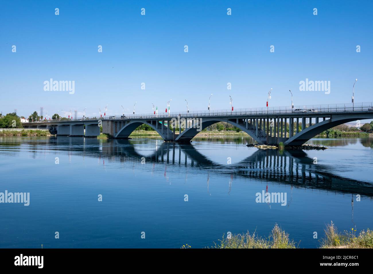 Le pont de Birecik traversant l'Euphrate. Birecik, Türkiye. Banque D'Images