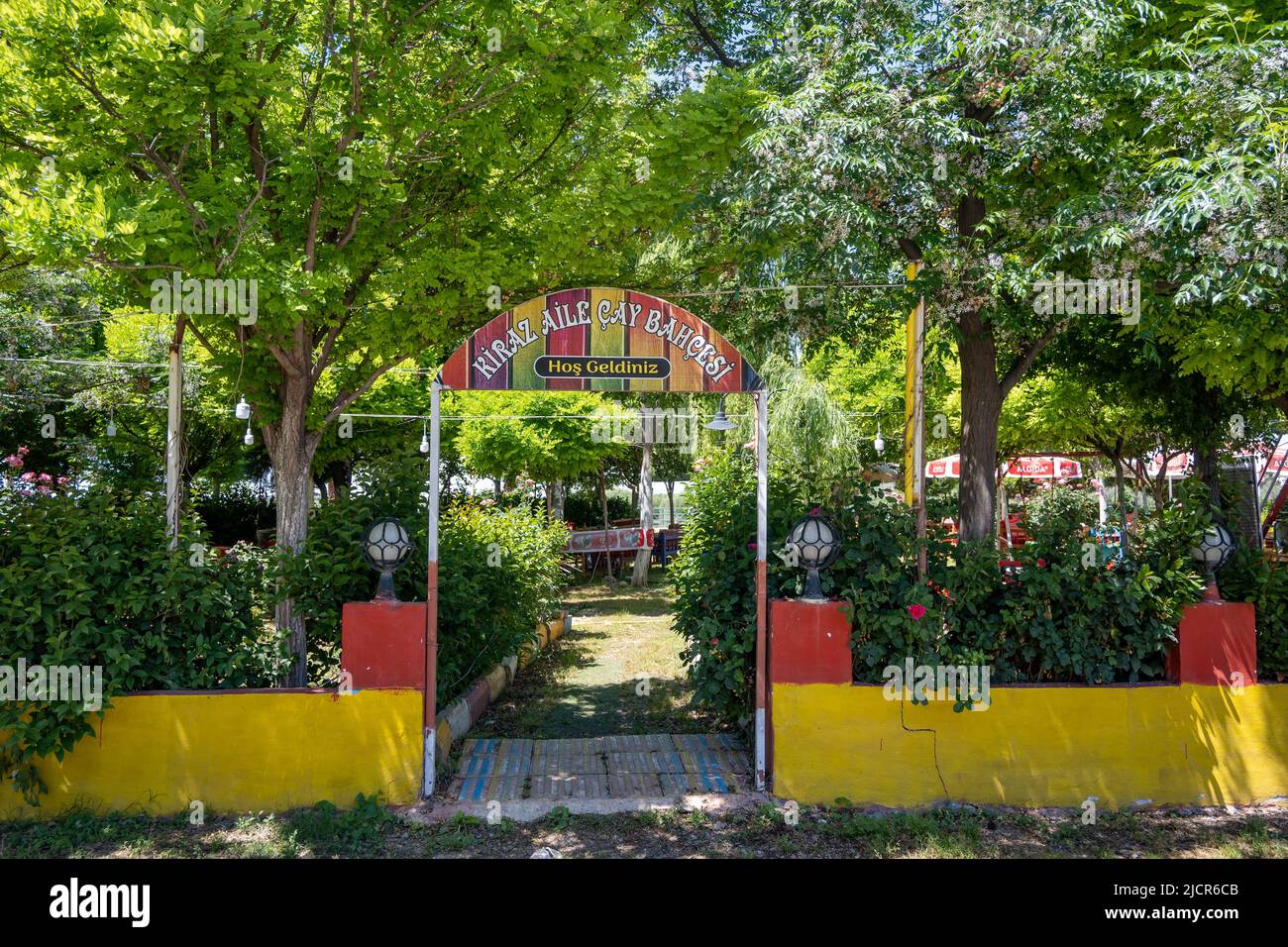 Un café et un restaurant en plein air. Birecik, Türkiye. Banque D'Images