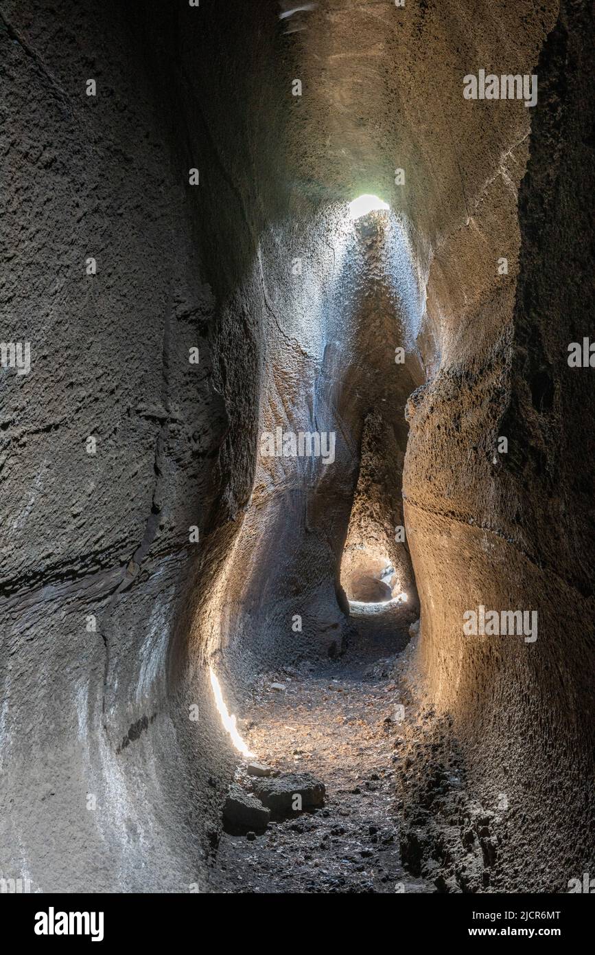 A l'intérieur de la Grotta di Serracozzo, une grotte de lave (tube de lave) sur l'Etna, en Sicile, en Italie, s'est formée au cours d'une éruption en 1971 Banque D'Images