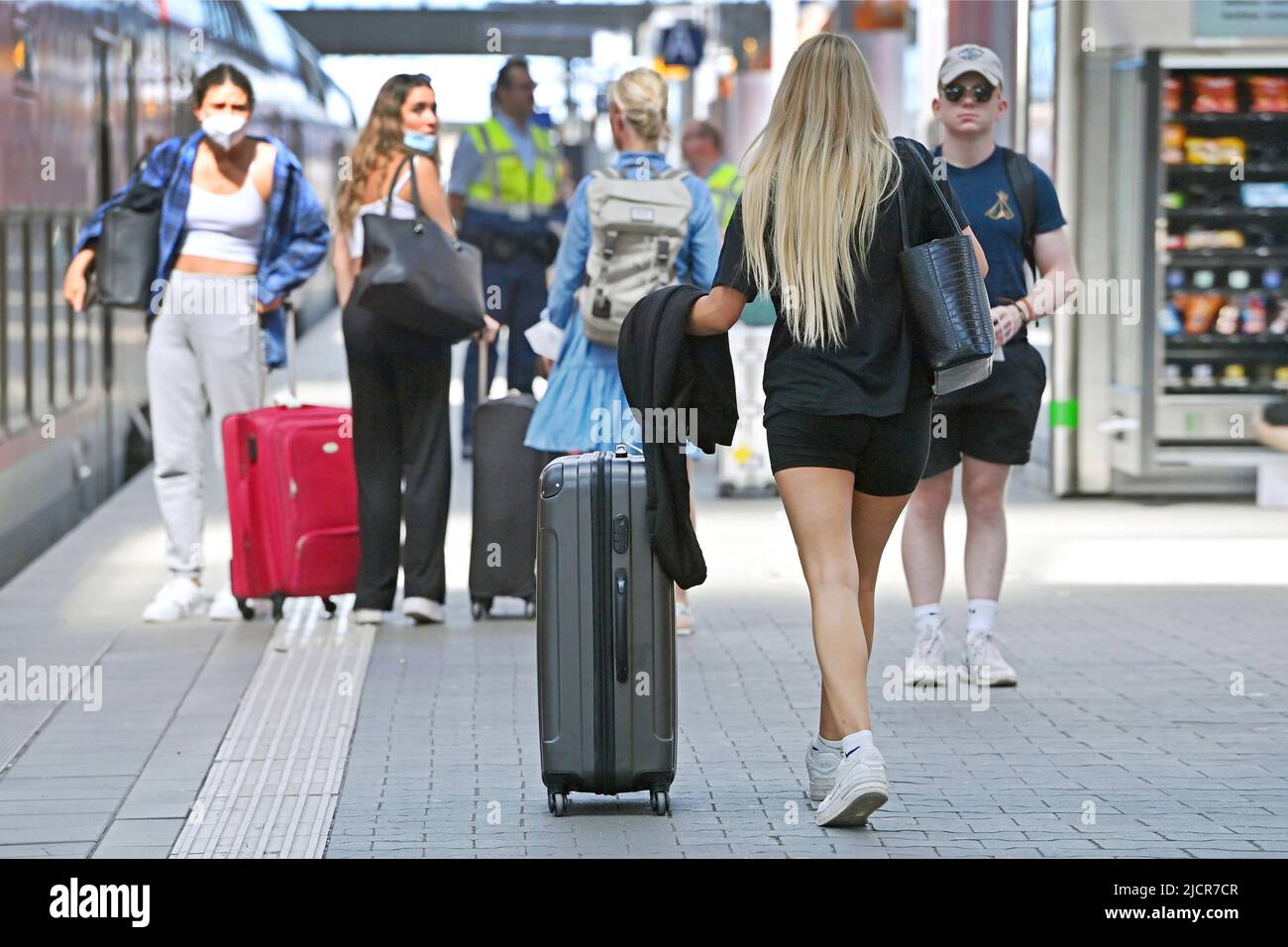 Munich, Allemagne. 15th juin 2022. Billet de neuf euros - le chaos du train ne fait que s'aggraver.salle de la gare complète, les voyageurs de train à la gare principale de Munich sur 15 juin 2022. Credit: dpa/Alay Live News Banque D'Images