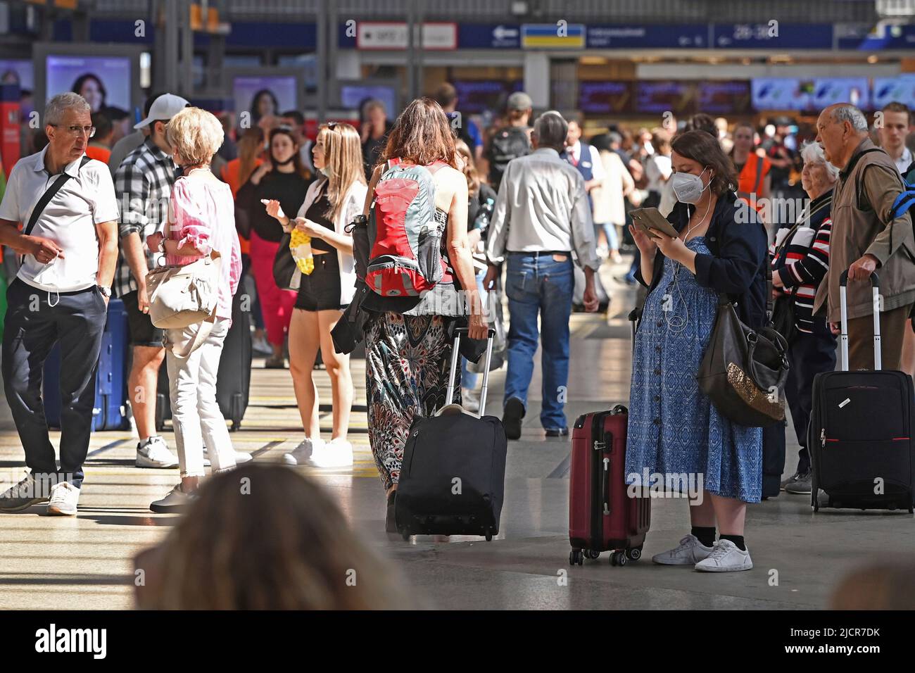 Munich, Allemagne. 15th juin 2022. Billet de neuf euros - le chaos du train ne fait que s'aggraver.salle de la gare complète, les voyageurs de train à la gare principale de Munich sur 15 juin 2022. Credit: dpa/Alay Live News Banque D'Images