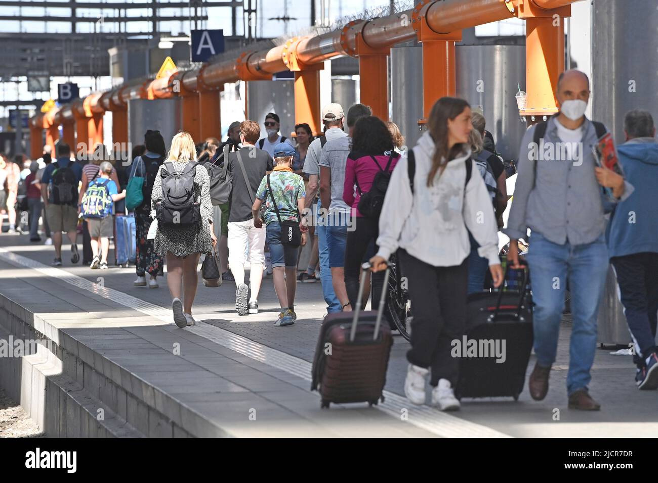 Munich, Allemagne. 15th juin 2022. Billet de neuf euros - le chaos du train ne fait que s'aggraver.salle de gare complète, les voyageurs de train à la gare principale de Munich sur 15 juin 2022 Credit: dpa/Alay Live News Banque D'Images