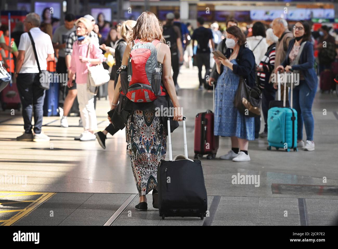 Munich, Allemagne. 15th juin 2022. Billet de neuf euros - le chaos du train ne fait que s'aggraver.salle de gare complète, les voyageurs de train à la gare principale de Munich sur 15 juin 2022 Credit: dpa/Alay Live News Banque D'Images