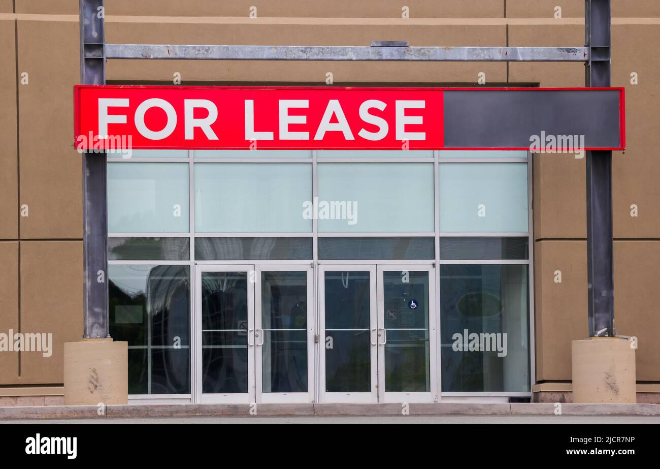 Panneau sur le centre commercial de l'établissement – espace de vente au détail pour la location. Crédit-bail immobilier ou concept immobilier. Copier l'espace. Banque D'Images