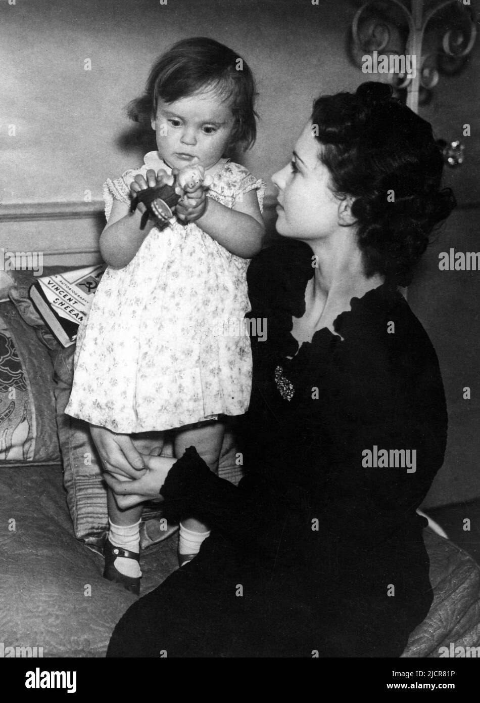 VIVIEN LEIGH avec sa jeune fille SUZANNE HOLMAN à la maison en mai 1935 Banque D'Images