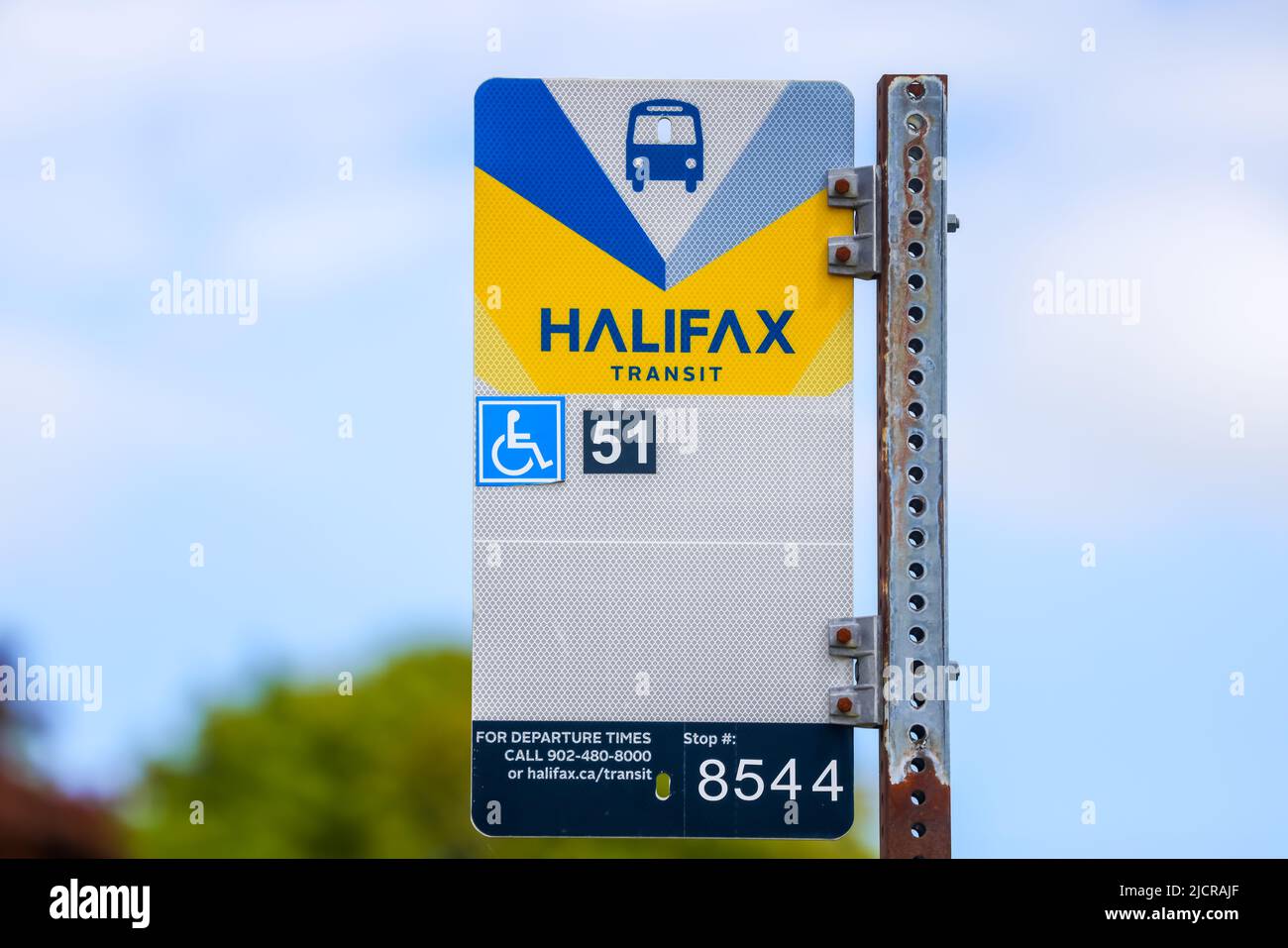 Panneau d'information sur l'arrêt d'autobus de Halifax Transit avec accès handicapés et numéro d'arrêt pour le suivi. HALIFAX, NOUVELLE-ÉCOSSE, CANADA - JUIN 2022 Banque D'Images
