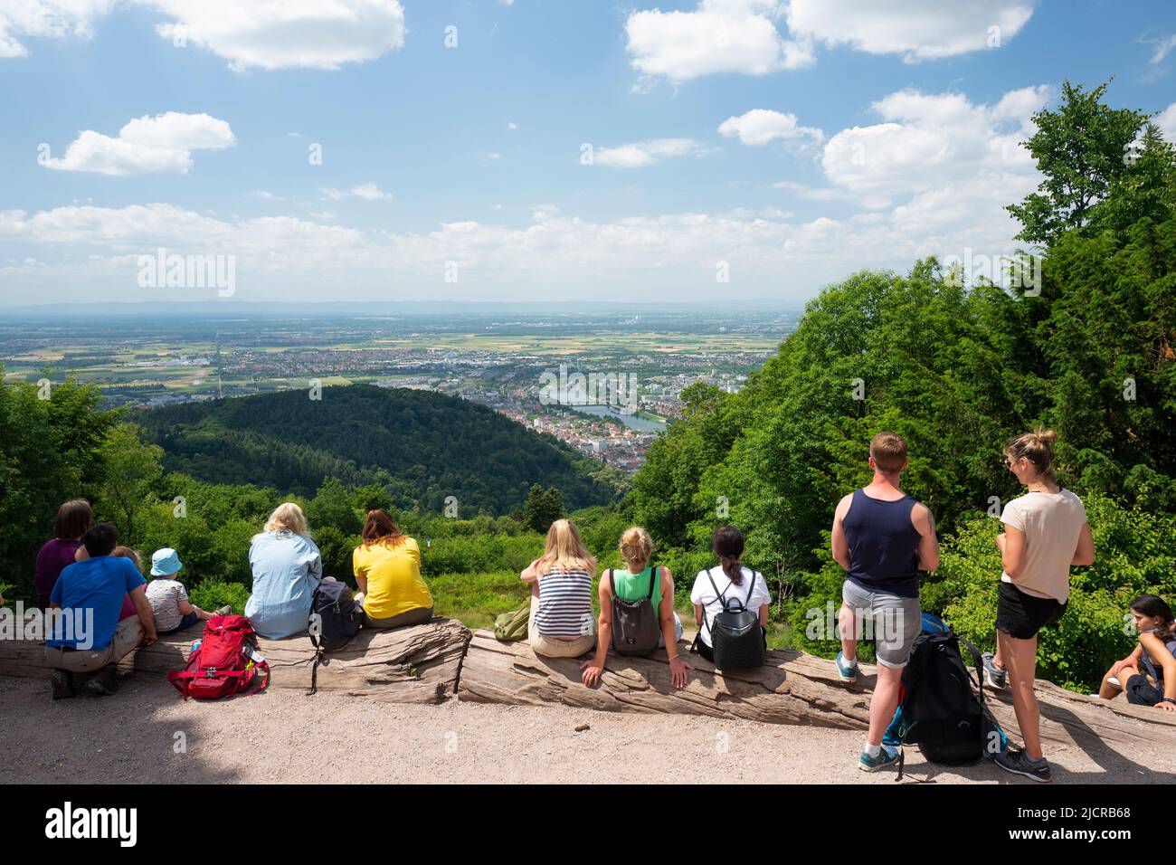 Les touristes apprécient la vue sur Heidelberg, depuis la colline de Konigstuhl, en Allemagne Banque D'Images