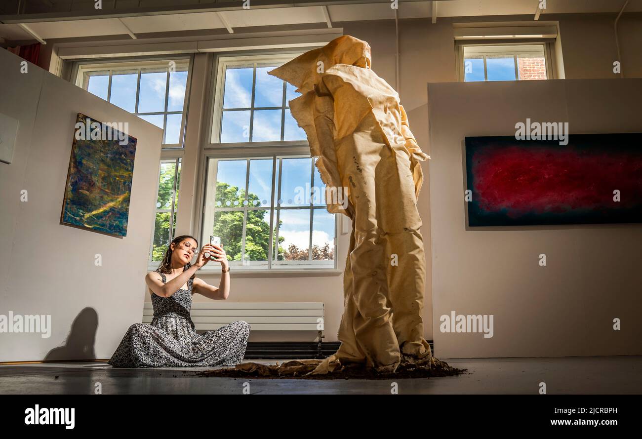 Le conservateur Florence Kitching, prend des photos d'une œuvre d'art intitulée « le fantôme de vous » par l'artiste Charlotte long, qui fait partie du spectacle du diplôme en beaux-arts de l'Université de Leeds. Date de la photo: Mercredi 15 juin 2022. Cette année, le programme des diplômes célèbre le travail de 62 étudiants diplômés, qui ont tous les moyens d'art contemporain Banque D'Images