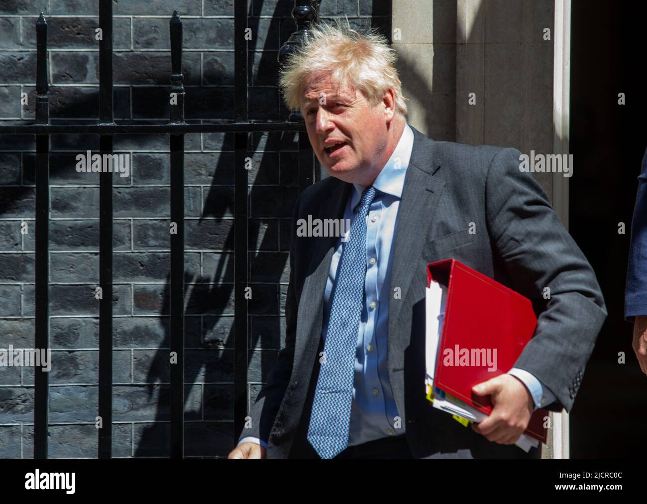 Londres, Angleterre, Royaume-Uni. 15th juin 2022. Le Premier ministre britannique BORIS JOHNSON quitte le 10 Downing Street avant la séance hebdomadaire des questions du Premier ministre à la Chambre des communes. (Image de crédit : © Tayfun Salci/ZUMA Press Wire) Banque D'Images