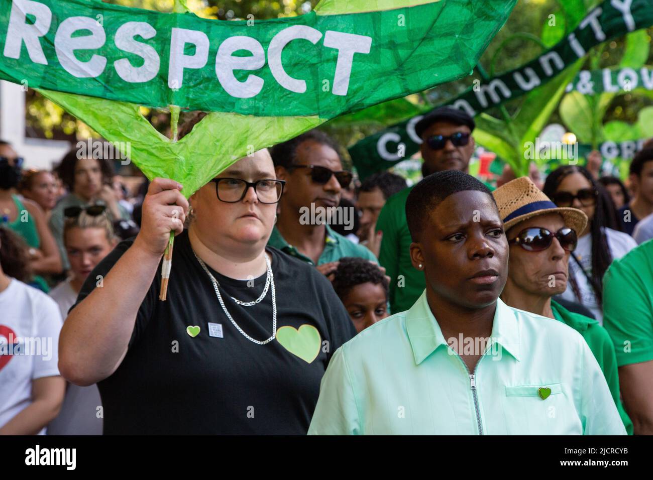 Londres, Royaume-Uni. 14th juin 2022. Les gens assistent à l'anniversaire de 5th de la marche silencieuse de feu de la tour Grenfell. Les survivants du feu de la tour Grenfell et les proches endeuillés ont commencé un jour de souvenir cinq ans après la catastrophe et ont exigé que les autorités rendent enfin justice. Crédit : SOPA Images Limited/Alamy Live News Banque D'Images