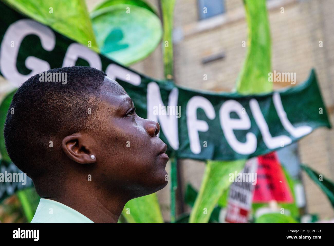 Une femme assiste à l'anniversaire de 5th de la marche silencieuse du feu de la tour Grenfell. Les survivants du feu de la tour Grenfell et les proches endeuillés ont commencé un jour de souvenir cinq ans après la catastrophe et ont exigé que les autorités rendent enfin justice. (Photo de Thabo Jaiyesimi / SOPA Images/Sipa USA) Banque D'Images